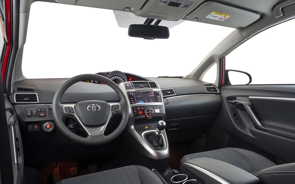 Интерьер Toyota Verso