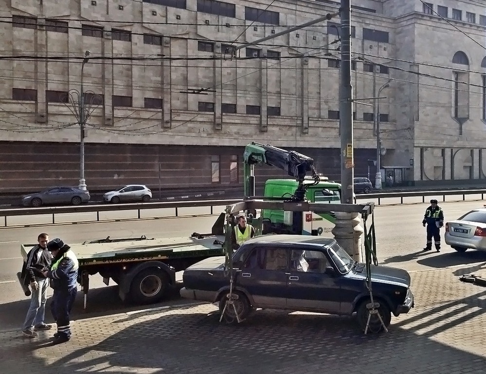 ЛДПР предлагает отменить эвакуацию автомобилей, не создающих помех