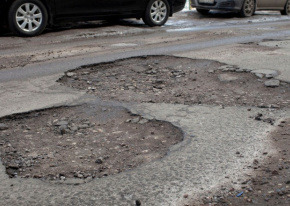 ГИБДД Москвы просит сообщать о провалах на асфальте