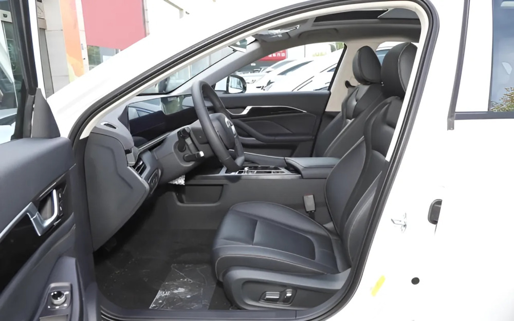 В РФ изменились цены на бюджетный китайский лифтбек и большой кроссовер