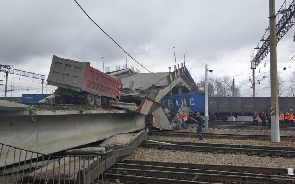 В Приамурье под тяжестью самосвала мост рухнул на железную дорогу