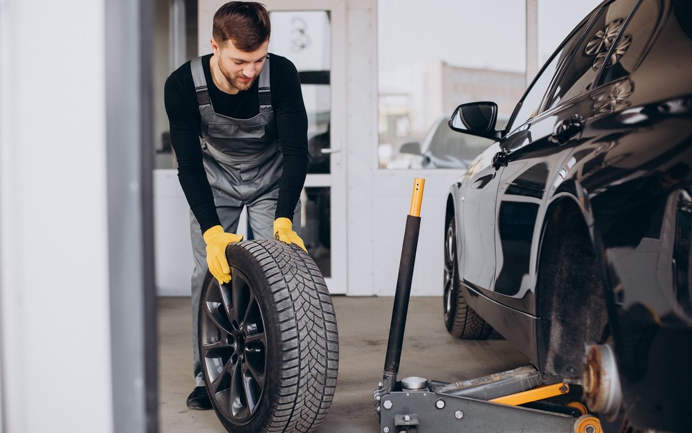 Стало известно, когда на самом деле российские автомобилисты меняют шины