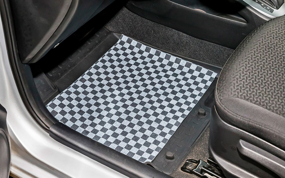 Скользкая тема: чем опасны дешевые коврики в салоне авто