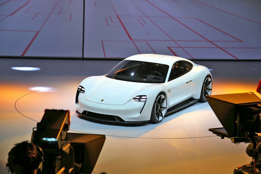 Porsche Mission E бросает вызов Tesla
