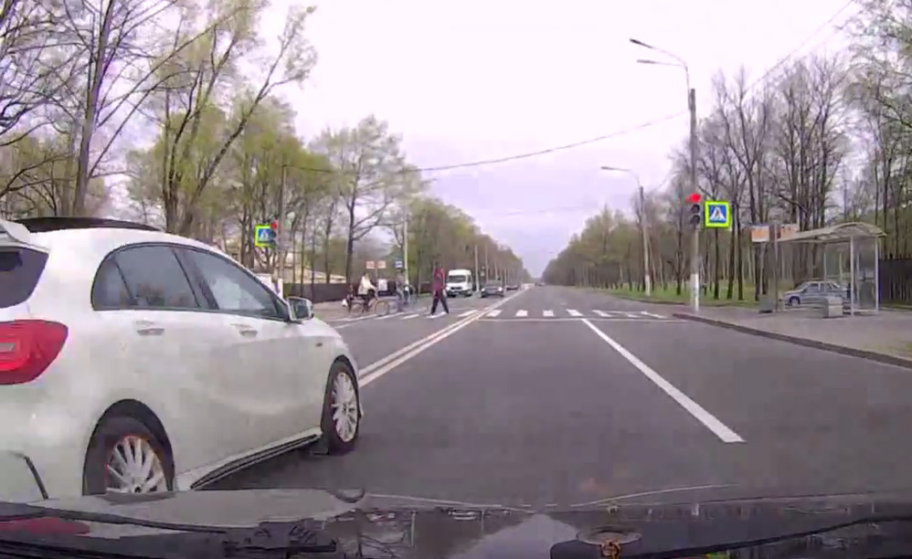 Противостояние водителей вовремя прекратил подоспевший инспектор ДПС (ВИДЕО)