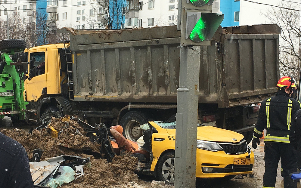 Самосвал с песком опрокинулся на такси. Погибли водитель и пассажир