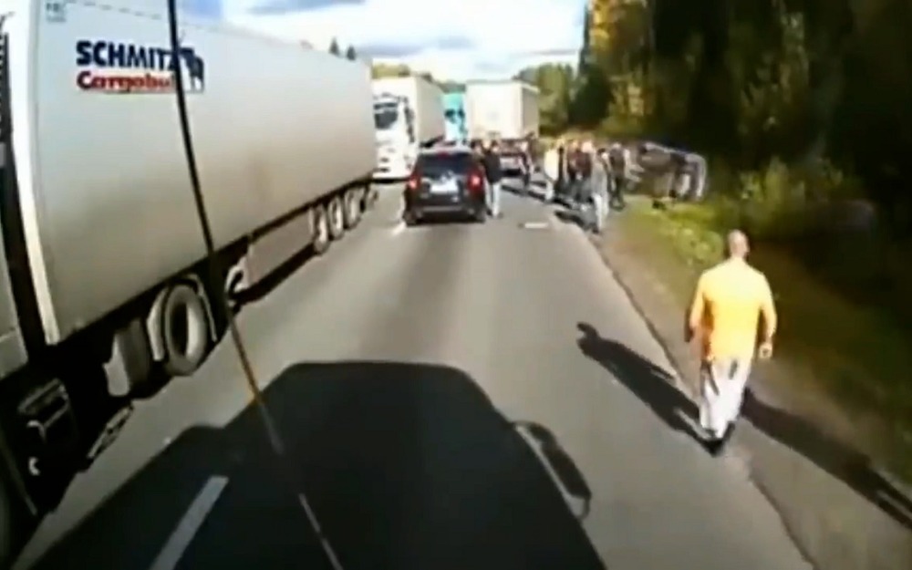 Как дальнобойщики разбираются с наглецами (видео)