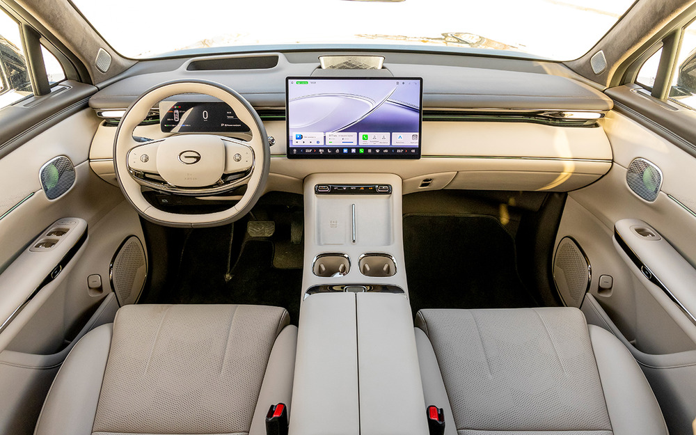 Интерьер доступен в трех вариантах цвета. Найти дешевые материалы отделки не получилось.