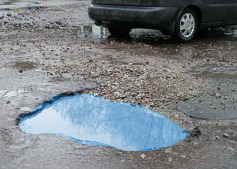 Тольяттинские активисты раскрасили ямы на дорогах