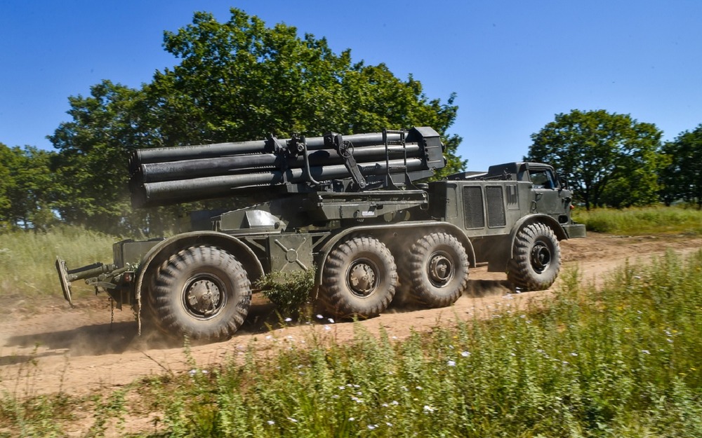 РСЗО «Ураган». Габариты в походном положении - 9630×2800×3225 мм. Боевая масса - 20,2 тонны. За кабиной находится моторный отсек, в котором установлены две зиловские V-образные бензиновые «восьмерки» суммарной мощностью 360 л.с. Двигатели имеют чугунные блоки и алюминиевые головки цилиндров.