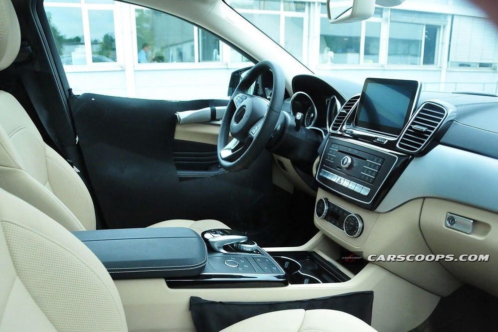 Купеобразный Mercedes-Benz ML показал свой интерьер
