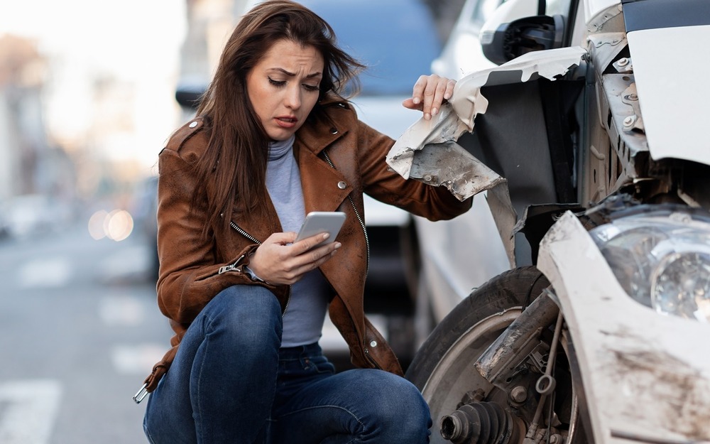 Машину повредили около дома и сбежали - что делать?