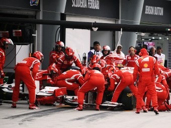 Cтюарды ГП Малайзии оштрафовали Хэмилтона и Алонсо на 20 секунд (Фото: Ferrari)