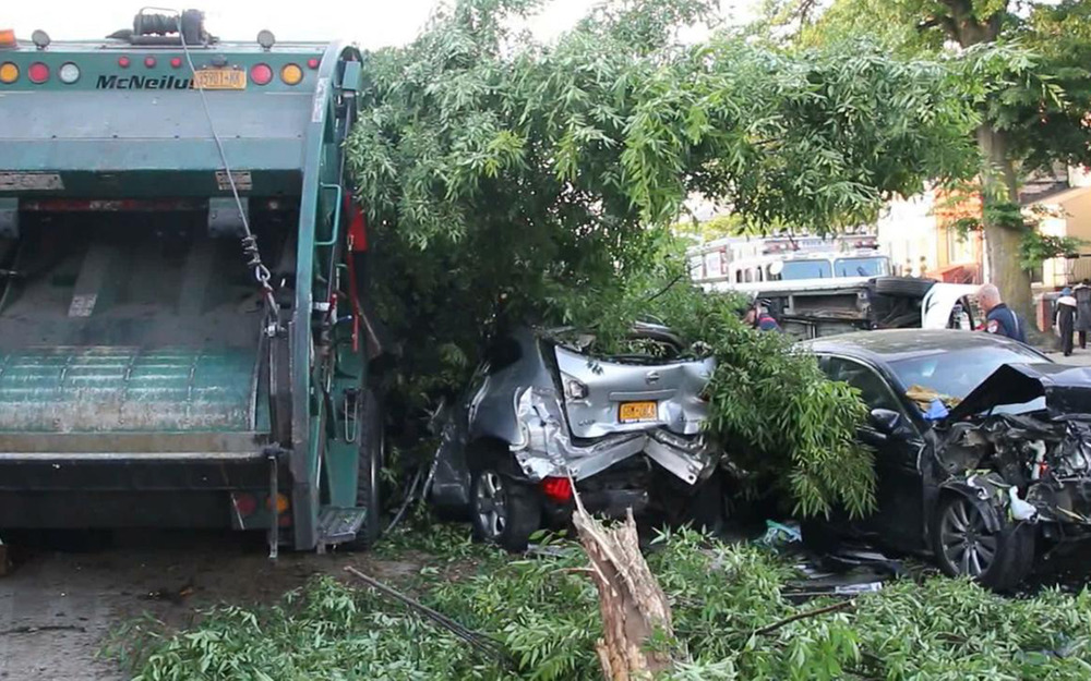 Водитель мусоровоза превратил в хлам 9 автомобилей на парковке