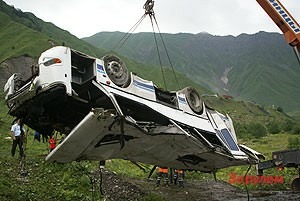 На Транскавказской магистрали автобус упал в пропасть - 11 погибших